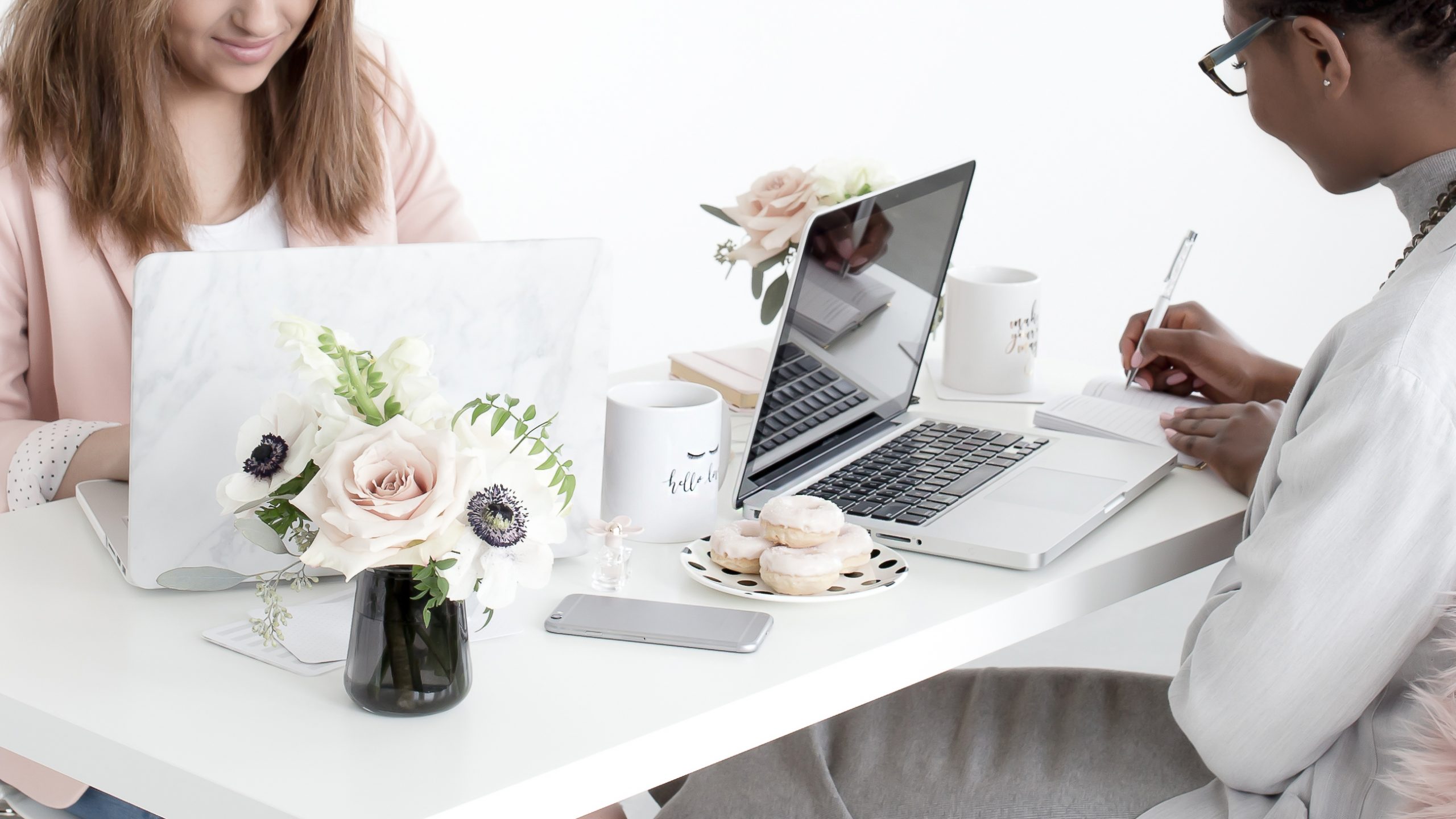 the-fashion-mentor-dubai-students-studying the-fashion-mentor-dubai-students-studying